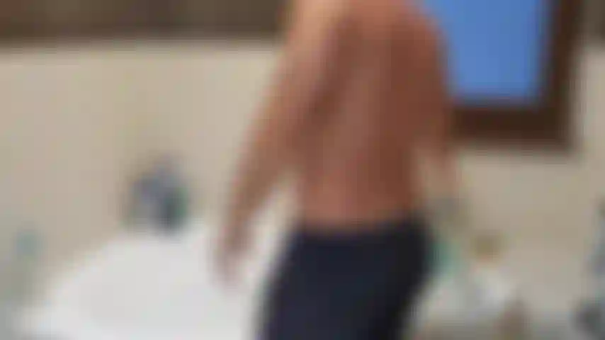 Stavo per farmi una doccia dopo l'allenamento e poi ho avuto un'idea migliore.