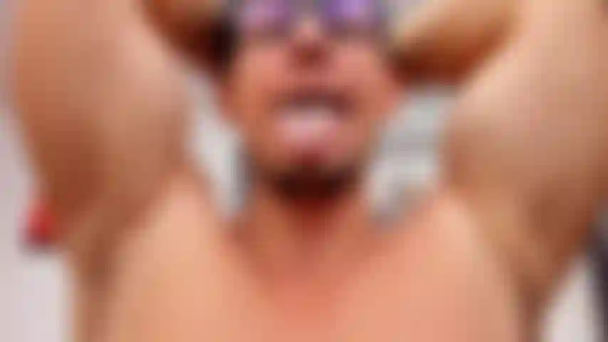 Ascelle pelose e annusa peli pubici (primo piano).