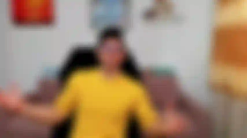 Mi fletto nudo e poi mi faccio indurire il cazzo con un sacco di chiacchiere sporche!