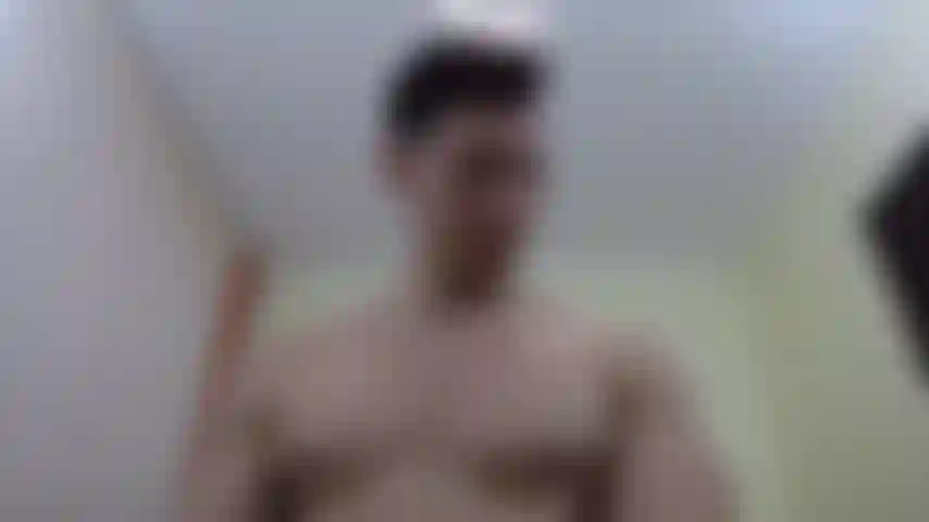 Mi strofino l'olio sul petto e sono presuntuoso.