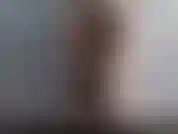 Mi lavo il corpo con gel per doccia.