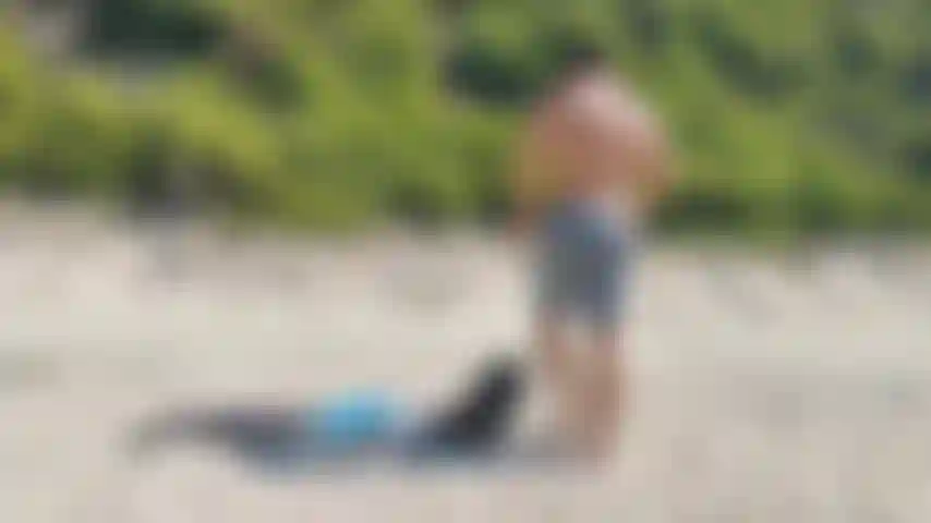 Mi installo sulla spiaggia per nudisti.