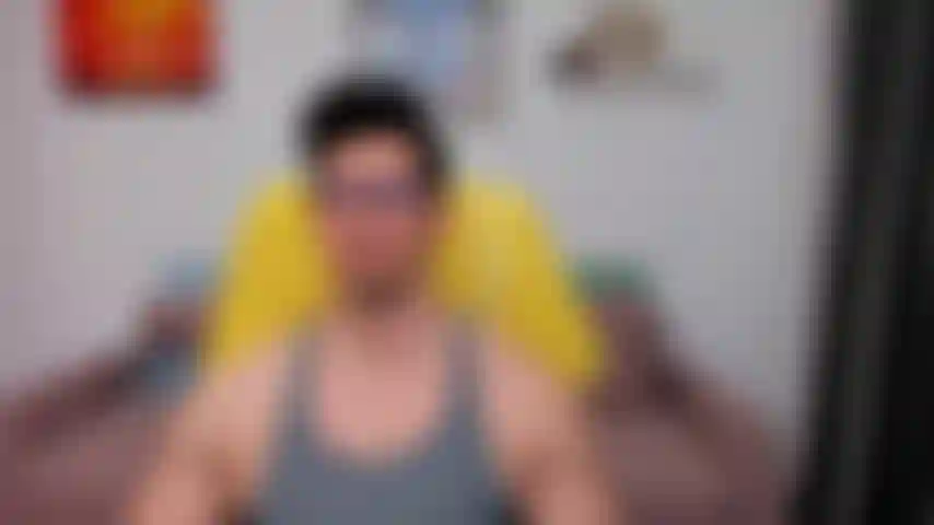 Ti domino nei miei pantaloncini attillati sotto l'armatura, mostrando i miei piedi e facendoteli leccare.