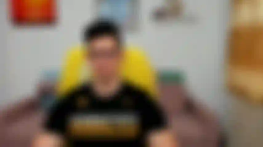 Mi masturbo e faccio oscillare quel cazzo davanti alla telecamera, primi piani.