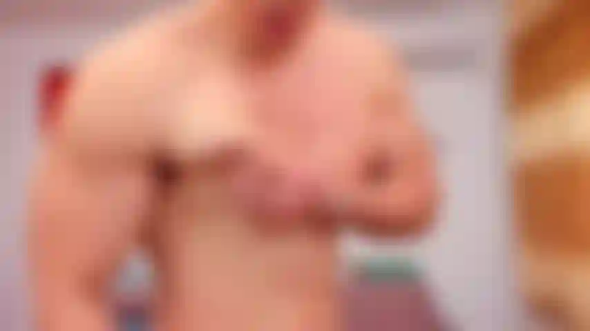 Mi metto in mostra nudo, poi avvicino il mio culo alla cam in modo che tu possa leccarlo in profondità.