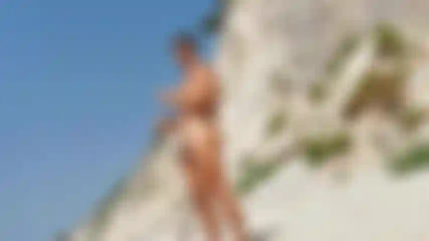 Voglio darmi un aiuto con quell'olio sul mio corpo. Mi servirebbero le tue mani.