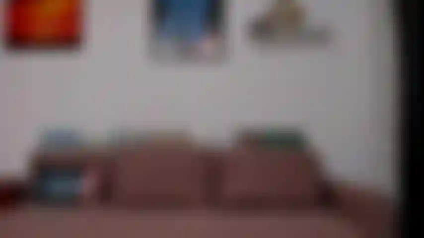 Mostrando il mio rigonfiamento nei miei pantaloncini.