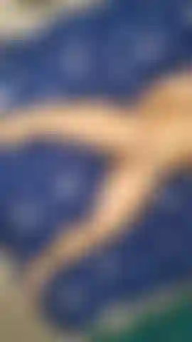 Metto il telefono sul soffitto così posso registrare una sborrata da quell'angolazione.