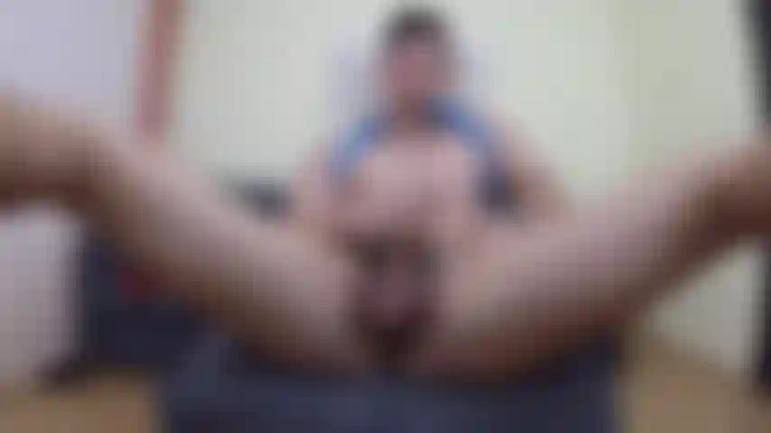 Masturbo con le gambe aperte e mi faccio un carico sugli addominali.