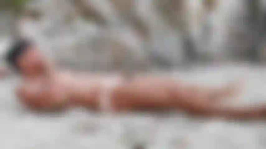 Fumo nudo e poi faccio un tuffo in mare.