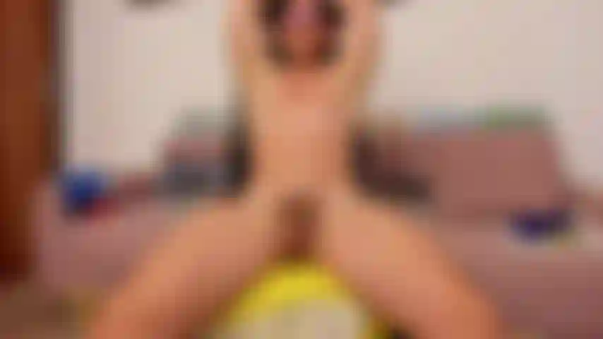 Masturbo e tiro un grosso carico per una faccia amica!