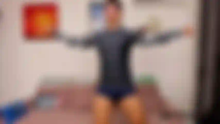 Metto il lino nella camicia con le maniche più strette, me la tolgo e poi mi strofino un po' d'olio sul petto e sulle braccia.