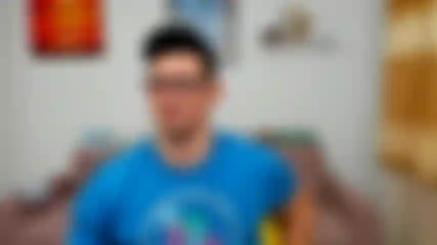 Dominazione con maschera antigas.