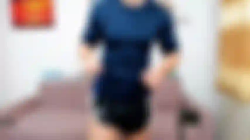 In piedi e mi masturbo, mostrando il mio cazzo più vicino alla telecamera.