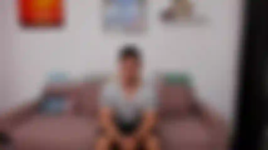 Nudo sul divano, gioco con il mio cazzo e faccio un gioco di ruolo.