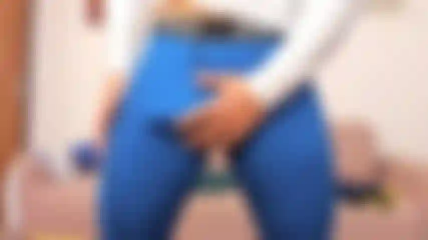 Vuoi vedere il mio cazzo crescere nei miei collant blu.