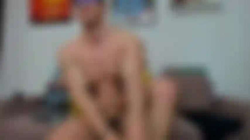 Masturbo con un calzino in bocca.