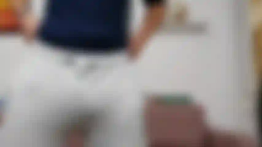 Primo piano del mio cazzo e delle palle con i pantaloni, mostrando il mio rigonfiamento.
