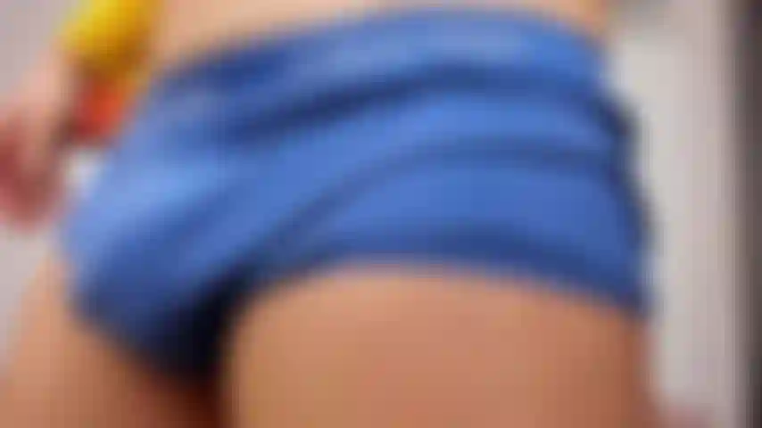 Mi masturbo sul divano con addosso la mia maglietta gialla.