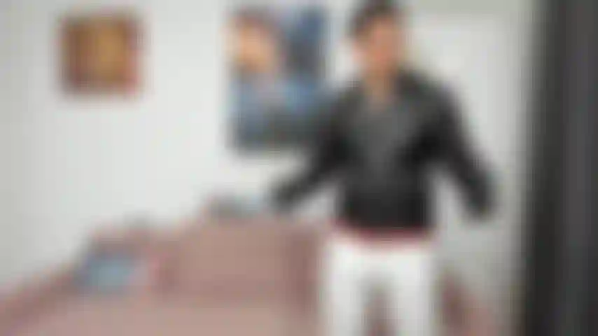 Ho incontrato una ragazza nel bosco, mentre ero vestito con una giacca di pelle e con dei guanti di pelle. Ci strofiniamo entrambi per scaldarci e ho finito per spararle una sborrata in faccia!