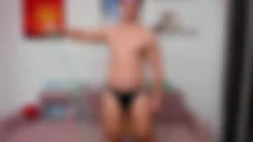 Faccio un po' di allenamento e poi fletto alcuni muscoli.