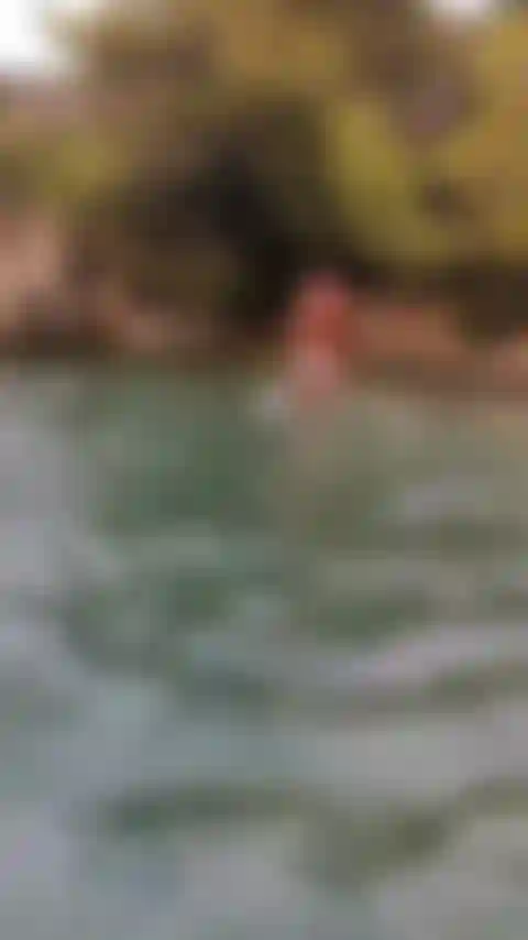 Cammino sulla spiaggia mostrandomi il culo.