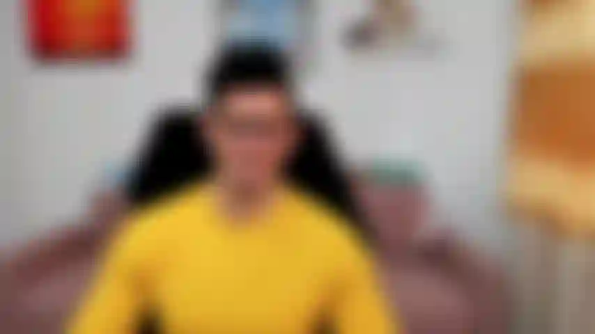 Mi fletto nella mia maglietta a compressione, mostrando il mio rigonfiamento in pantaloncini.