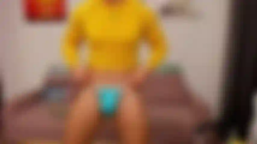 Metto in mostra con il mio sospensorio blu, mi masturbo, mostrando il culo da dietro.