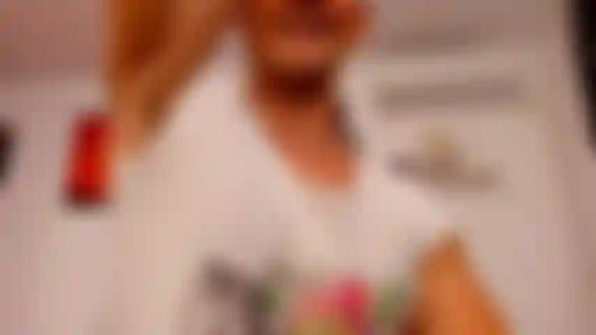 Fa sesso con te sul mio divano mentre mi lecchi le ascelle pelose.