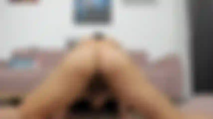 Faccio twerking con il mio culo, mostrando i miei bassi coglioni da dietro :).