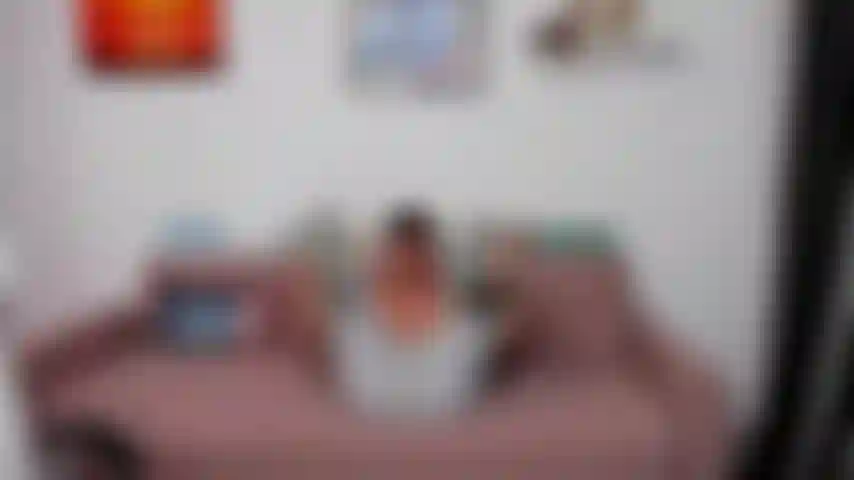 Metto in mostra il culo e le palle e ci strofino sopra dei calzini. Masturbo con un calzino sulla mano e vengo.