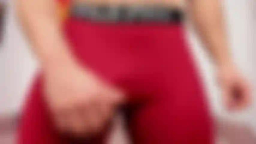 Mostrando il mio rigonfiamento in pantaloni attillati rossi, piuttosto che tirando fuori il mio cazzo e le mie palle per mostrarli più vicino alla telecamera.