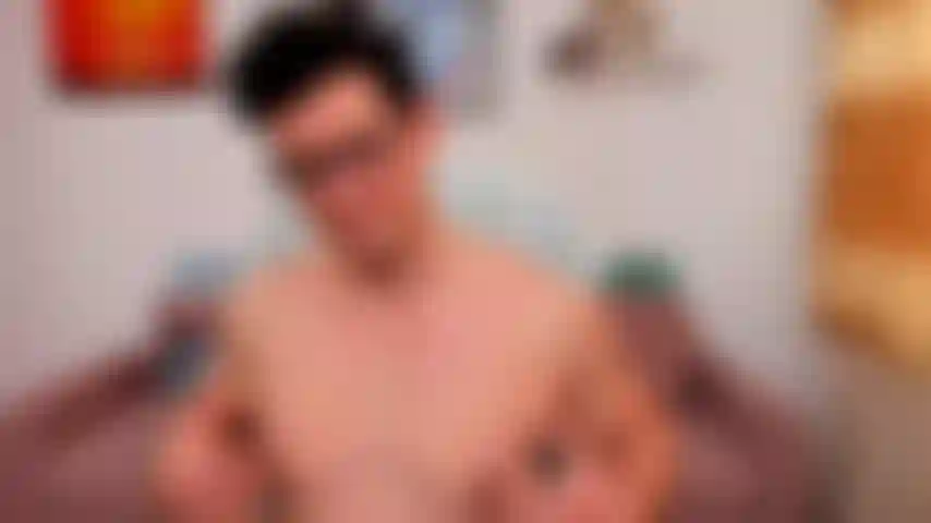 Mi spoglio, mostro il mio cazzo morbido e poi mi masturbo così posso farlo diventare duro per qualcuno che ama il cazzo.
