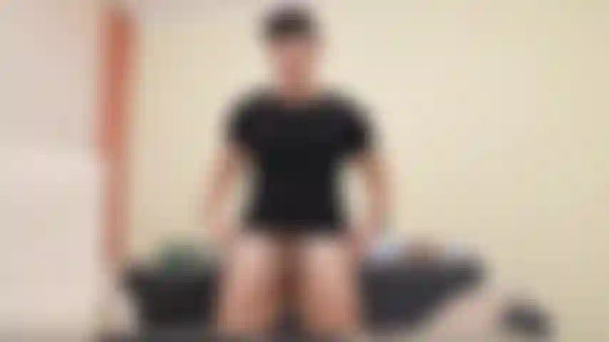 Mi masturbo stando in piedi. Mi tolgo la mano dal cazzo quando ho voglia di sborrare.