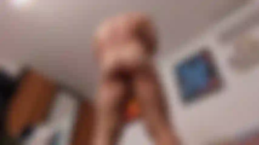 Cam sul pavimento che mostra il mio grande corpo, masturbandosi e rilasciando un grande carico.