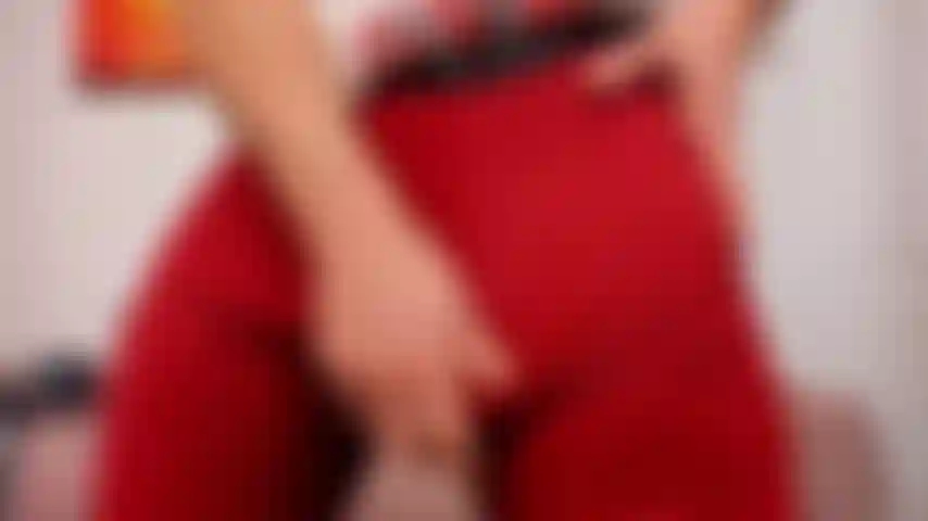 Sto crescendo un grosso cazzo nei miei pantaloni rossi attillati.