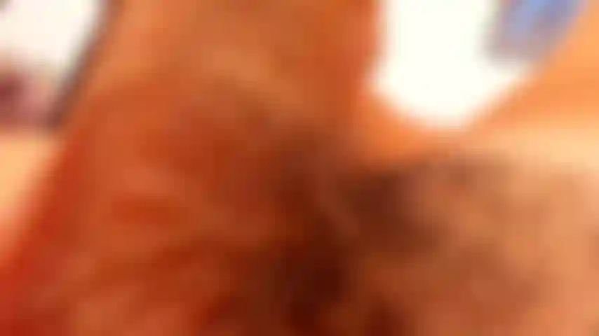 Primo piano di cazzo, palle e piedi. Mi masturbo mentre ti metto i piedi in bocca.