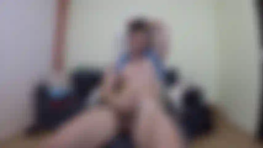 Mi masturbo con le gambe aperte.