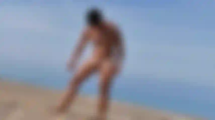 È così bello toccarmi il corpo con la crema solare in spiaggia mentre altre persone guardano e si masturbano.