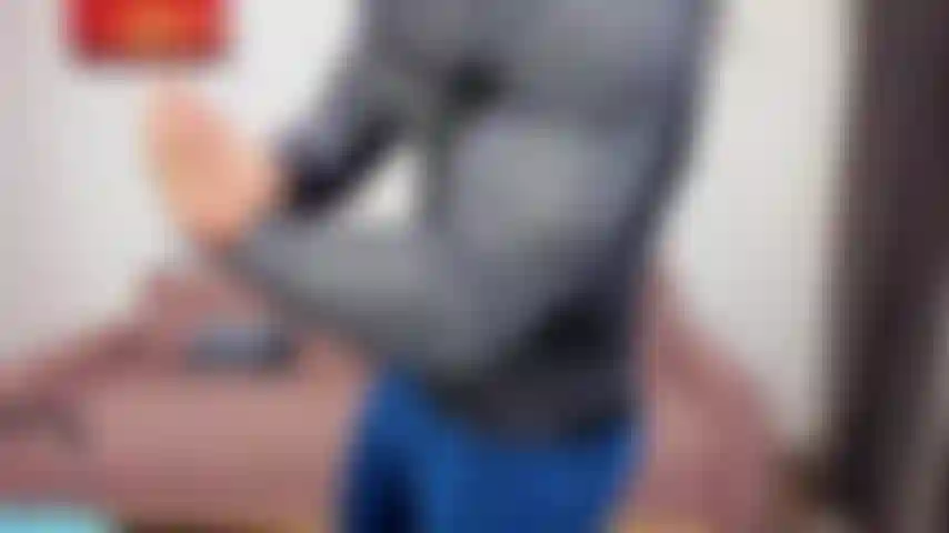 Mi fletto in abiti attillati e poi mi masturbo nudo sul divano.