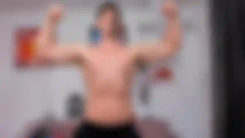 Metto in mostra i miei muscoli e il mio corpo nudo nella notte di halloween con il mio trucco da demone addosso.