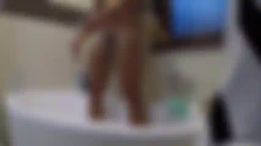 Lavo il corpo dopo essere entrato nella doccia.