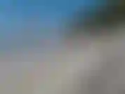 Mi rilasso e fumo una sigaretta sulla spiaggia.