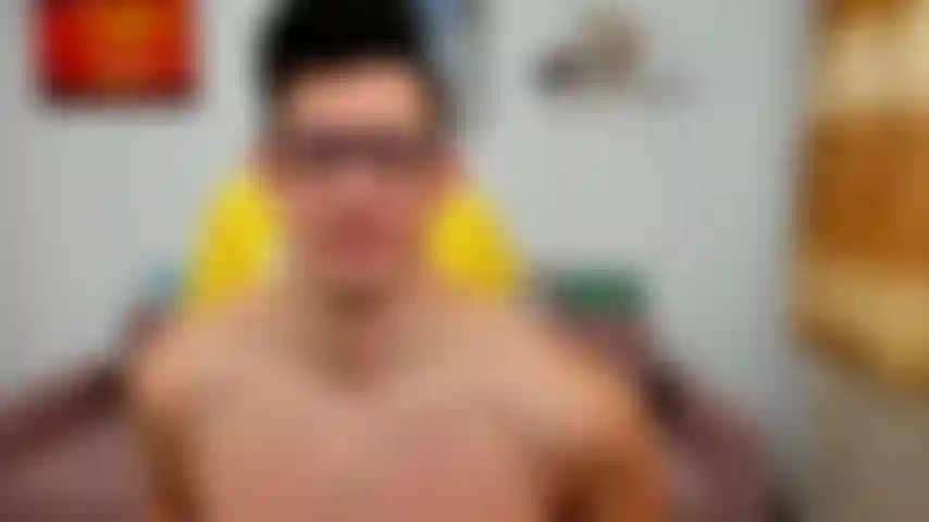 Mi masturbo, mostro il mio cazzo, parlo sporco, faccio rimbalzare quelle grosse palle.
