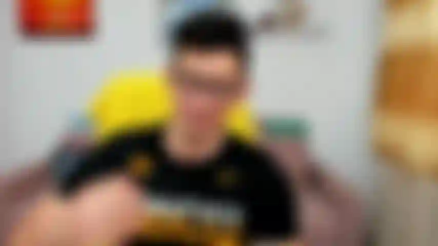 Gioco di ruolo con un amico su entrambi che scopiamo una ragazza mentre suo marito ci guarda.