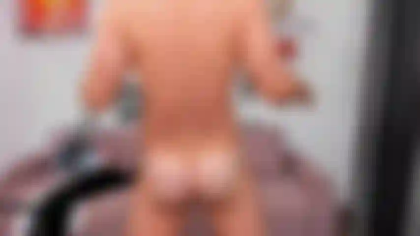 Mezzo uomo e mezzo demone, mi masturbo la notte di halloween.