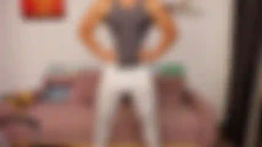 Ungo il mio corpo, faccio risplendere i miei muscoli, poi mi masturbo e tiro un carico!