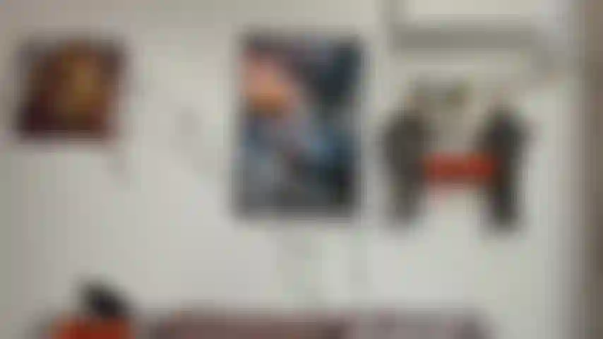 Nudo, che si mette in mostra, in una delle notti prima di halloween.