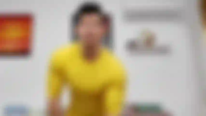 Umiliando un uomo debole che non merita di guardarmi!