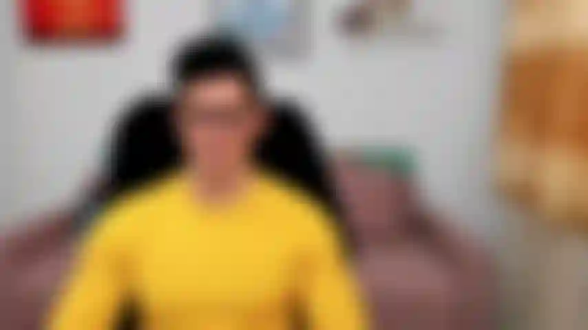 Mostrando il mio culo a pecorina e sulla schiena sul divano.